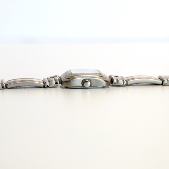 CHANEL silver tone ladies quartz wrist watch - Picture 5 of 9